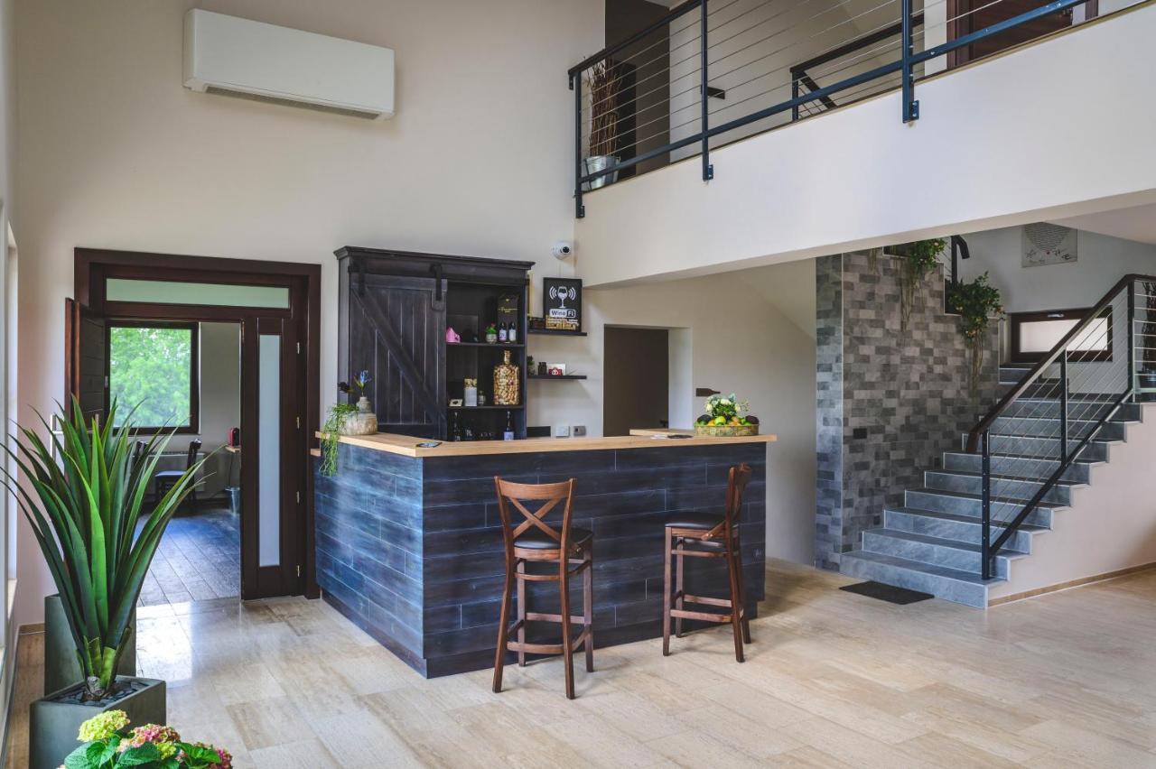 Gyöngyös Dominium Pinceszet Es Panzio Bed & Breakfast エクステリア 写真