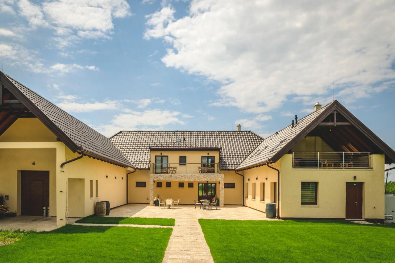 Gyöngyös Dominium Pinceszet Es Panzio Bed & Breakfast エクステリア 写真
