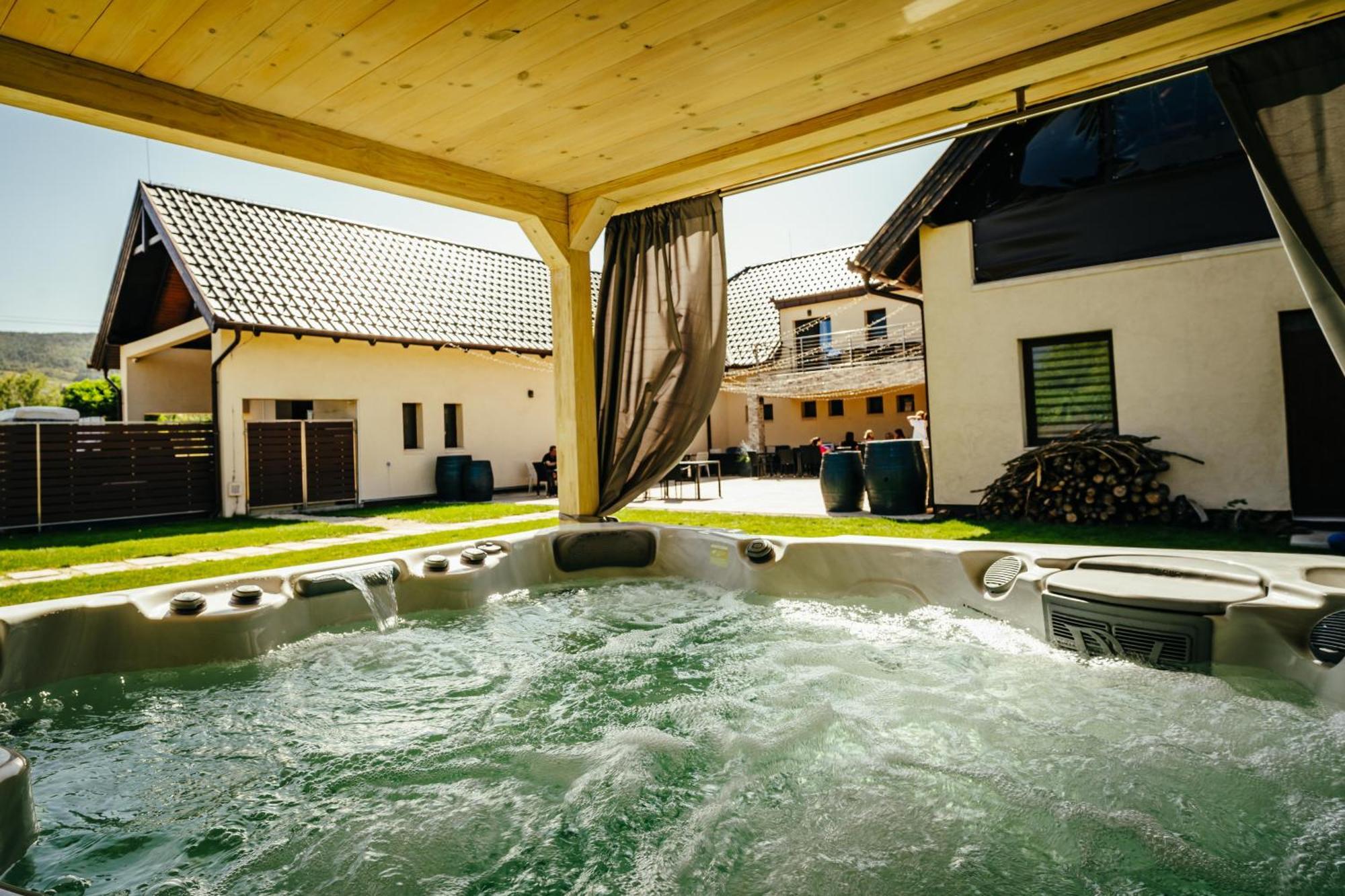 Gyöngyös Dominium Pinceszet Es Panzio Bed & Breakfast エクステリア 写真